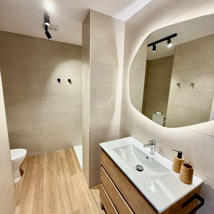 Baño apartamento Playa de Berria