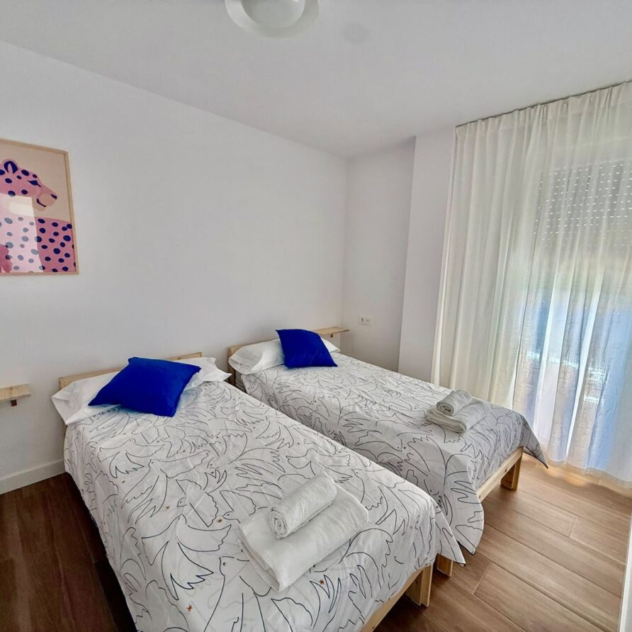 Dormitorio con camas individuales en Santoña